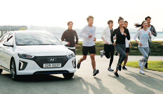 현대자동차는 일반인들이 마음껏 달리며 사회공헌도 할 수 있는 온·오프라인 연계 러닝 캠페인 '아이오닉 롱기스트 런'을 10월5일부터 한 달간 진행한다.     현대자동차 제공